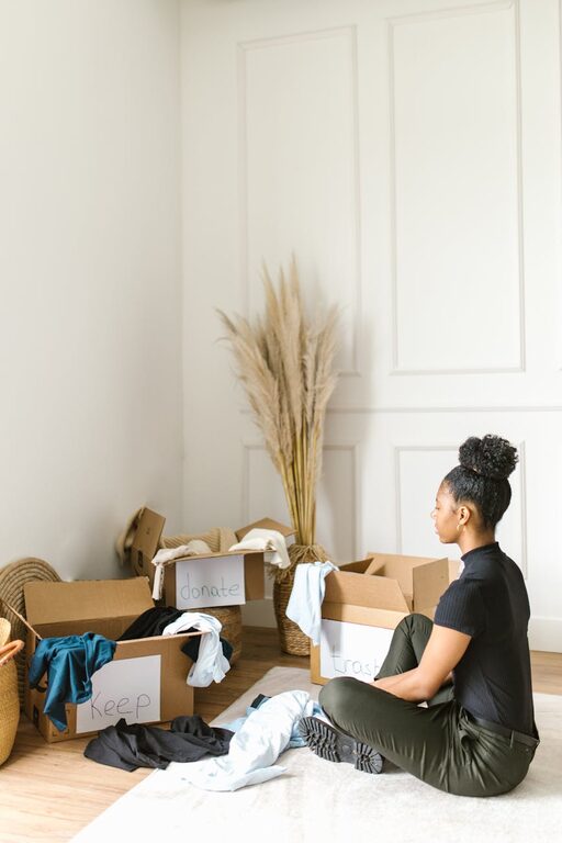 How to Store Seasonal Clothes Efficiently: Tips for Easy Access and Space Saving